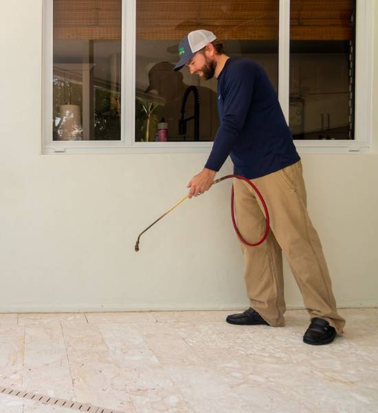 MaxPest-website-pestcontrol-section-man-spraying-outside